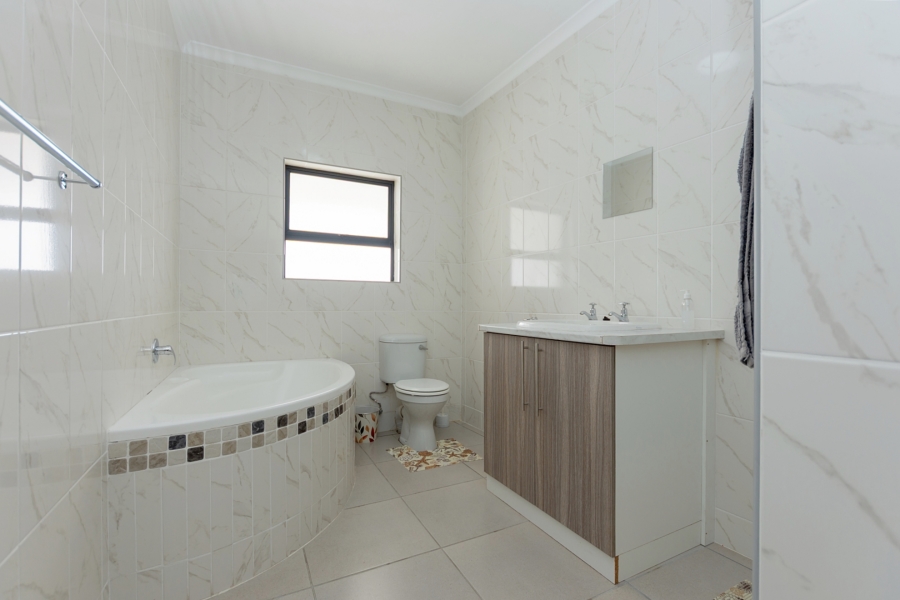 4 Bedroom Property for Sale in Harbour Heights Western Cape